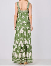 Load image into Gallery viewer, Relaxed Tropical Print Top and Maxi Skirt Set
